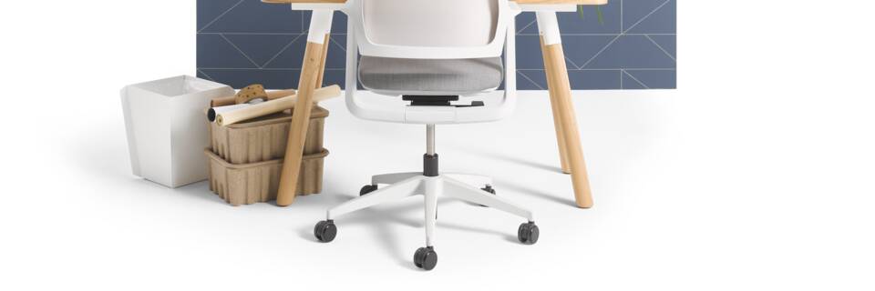Gispen TEAM Wood round table with oak legs and tabletop and grey upholstered Zinn Multi chair and blue backpanel front view