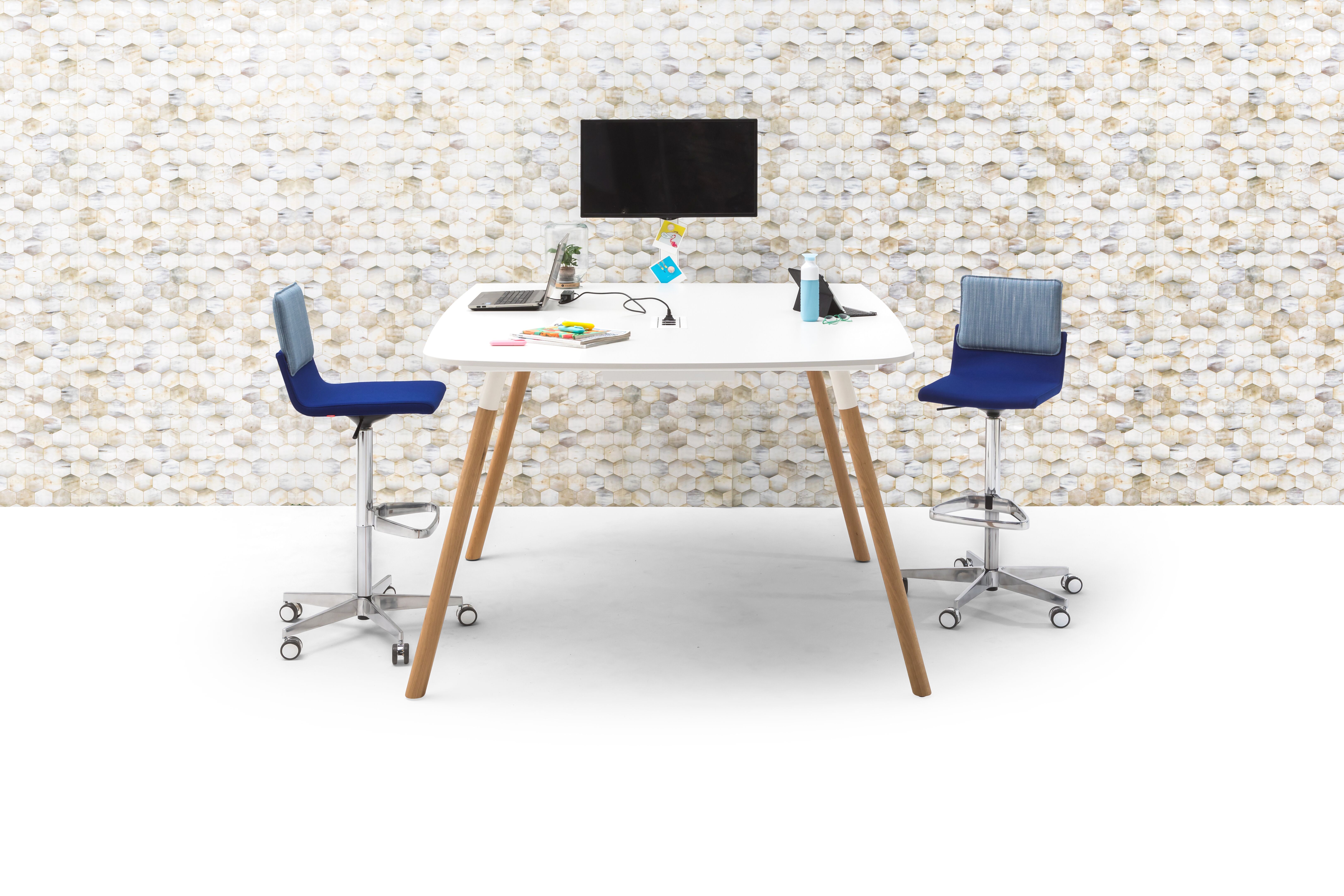 Gispen TEAM Wood round high conference table with oak legs and white frame and tabletop with blue Triennial Work High chairs and Beehive backpanel right side view