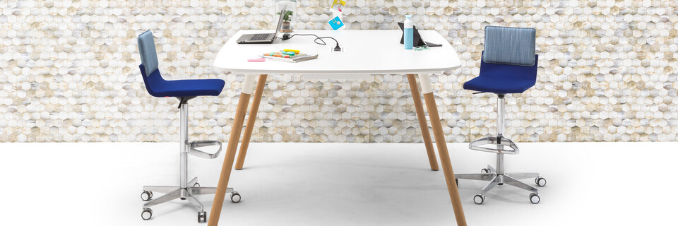 Gispen TEAM Wood round high conference table with oak legs and white frame and tabletop with blue Triennial Work High chairs and Beehive backpanel right side view