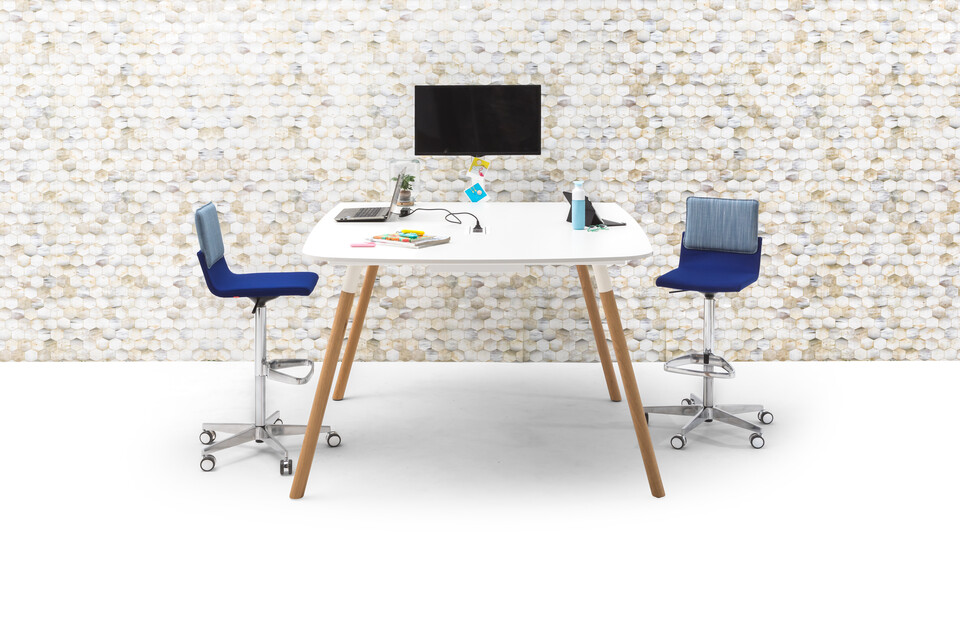 Gispen TEAM Wood round high conference table with oak legs and white frame and tabletop with blue Triennial Work High chairs and Beehive backpanel right side view