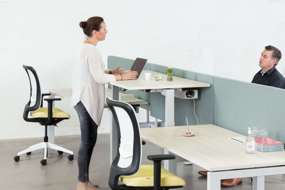 Royal Ahrend Balance 4 leg bench in white with maple tops with middle stand height and light blue screen with SQALA office chairs front right detail view