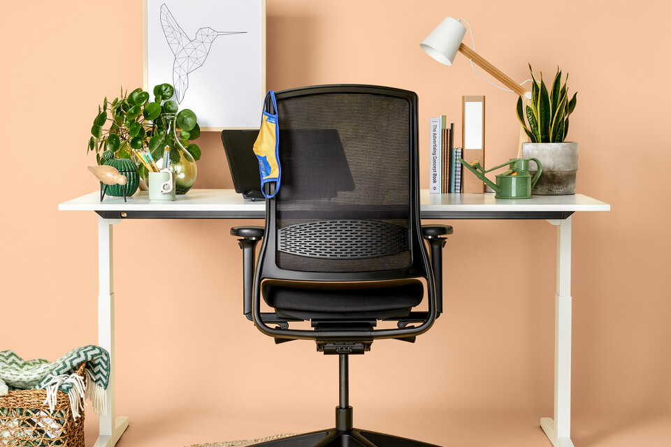 Ahrend Balance bureau met Zinn Smart 20 bureaustoel in beige thema groenliefhebber front view
