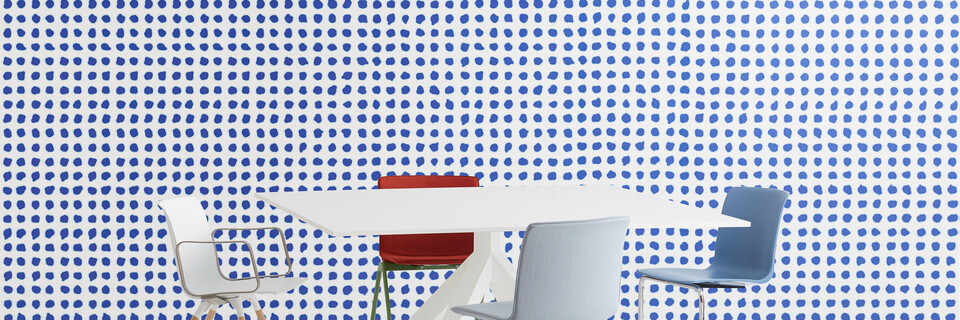 Gispen Dukdalf table with white frame and white tabletop with Nomi Chairs in front of blue dotted background front view