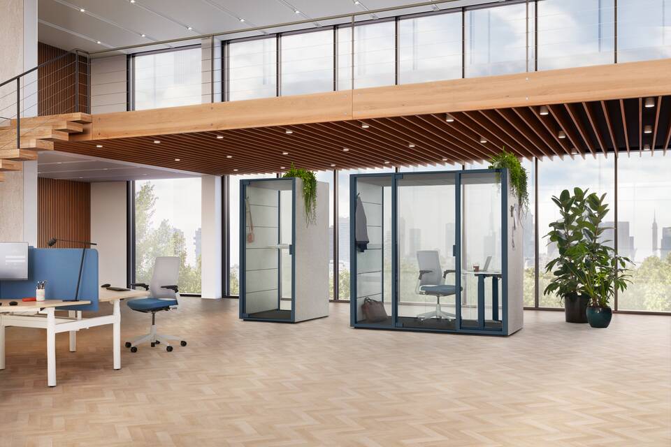 Ahrend Qabin Call and Chat Focus space in space in blue and white Modea trio workstation with blue S25 screen  in a vitalising workspace interior view