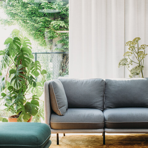 Royal Ahrend Embrace sofa upholstered in grey and 1 seater in green at HofmanDujardin office in Diemen EB024