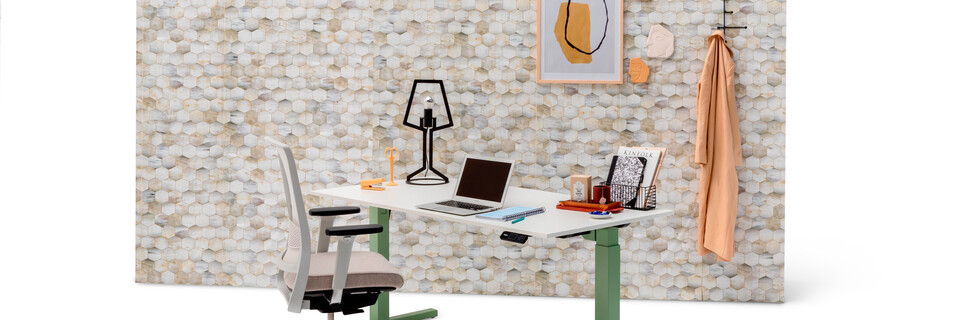 Gispen TMNL single workstation sit height in green and white tabletop with Zinn office chair in front of Beehive backpanel front left view