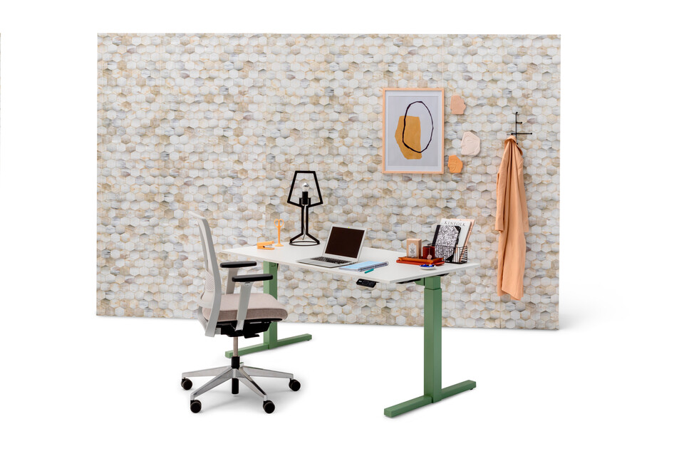Gispen TMNL single workstation sit height in green and white tabletop with Zinn office chair in front of Beehive backpanel front left view