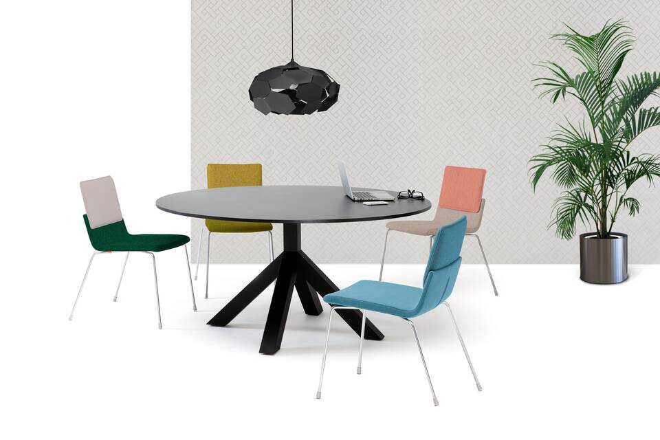 Gispen Dukdalf table round in black with Thunderball pendant lamp and Triennial Classic chairs in front of backpanel front view