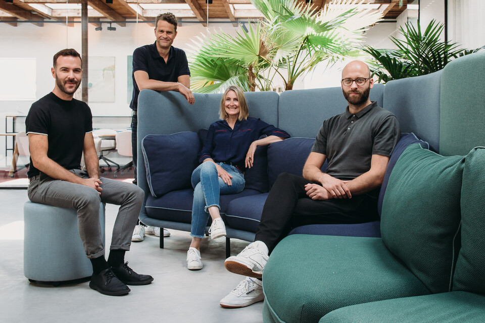 Royal Ahrend Embrace sofa upholstered in green and blue with designers at HofmanDujardin office in Diemen EB004