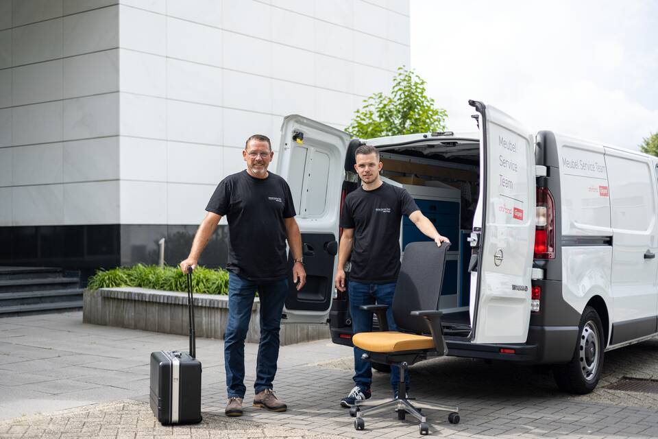 Ahrend MST mechanics arriving with dual branded van for chair replacement service SP06