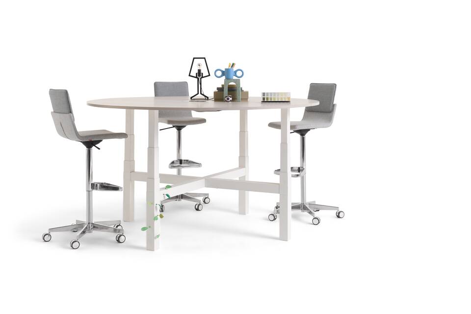 Gispen TMNL Agile 4 leg table in white with light beech tabletop in standing position with grey Triennial Work high chairs styled front right view