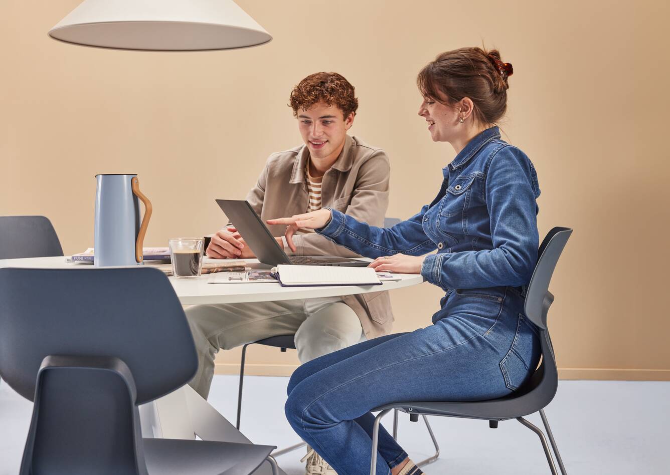 Gispen WIZZ wireframe in blue chairs with white Dukdalf table and models in a blue beige higher education setting front view