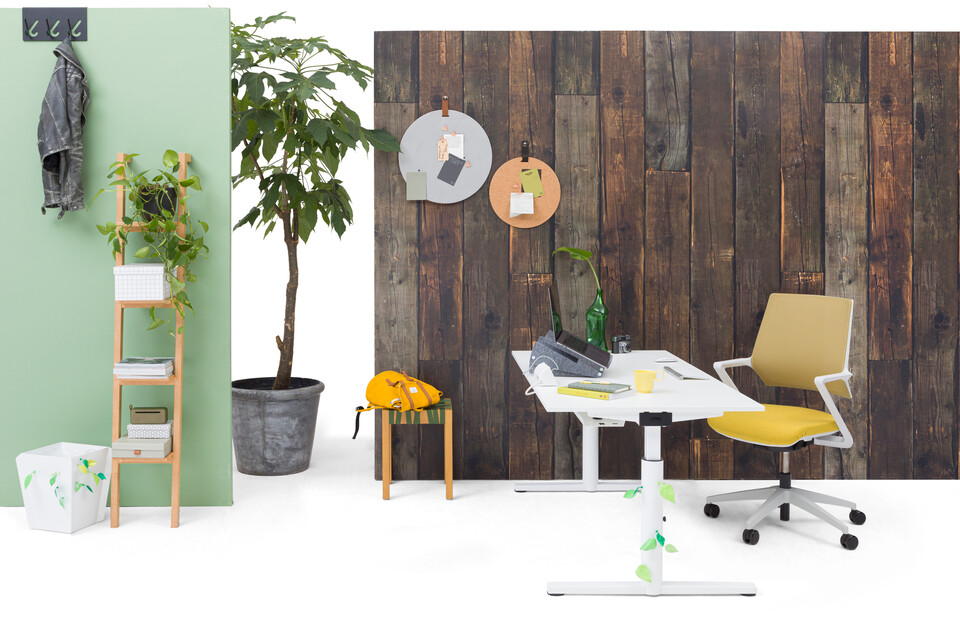 Gispen TM workstation in white with white tabletop and yellow upholstered grey Zinn Multi task chair in front of brown wooden backpanel left side view