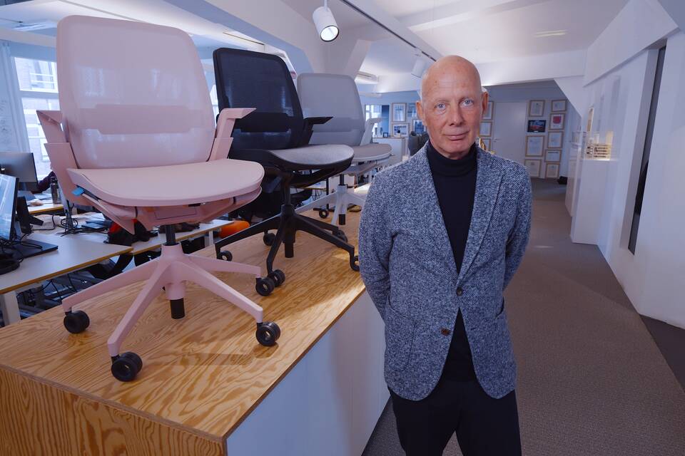 Ahrend videostill of Ben van Berkel with Remode chairs in the office of UNStudios in Amsterdam