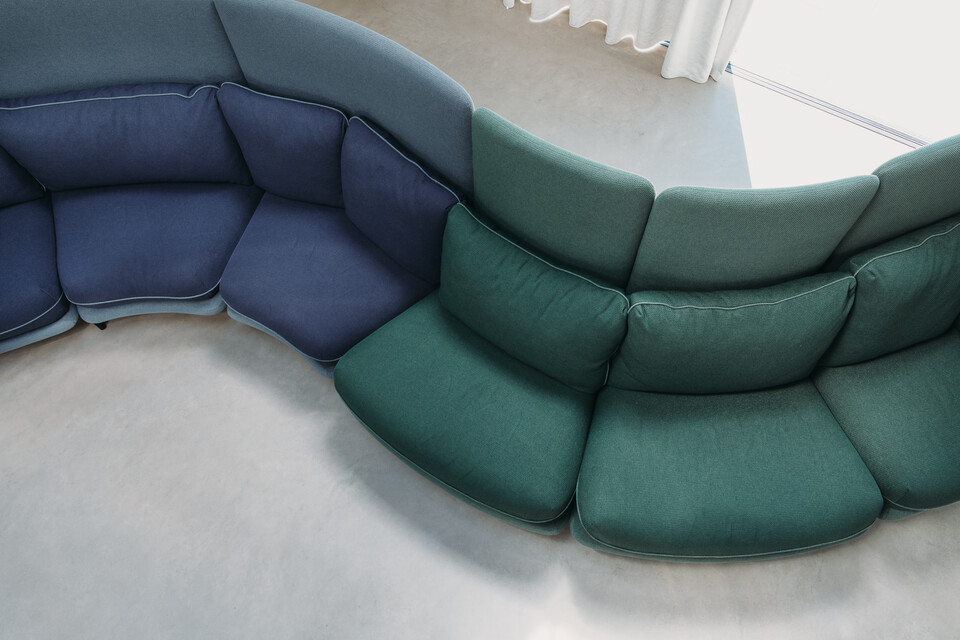 Royal Ahrend Embrace sofa upholstered in green and blue at HofmanDujardin office in Diemen EB012