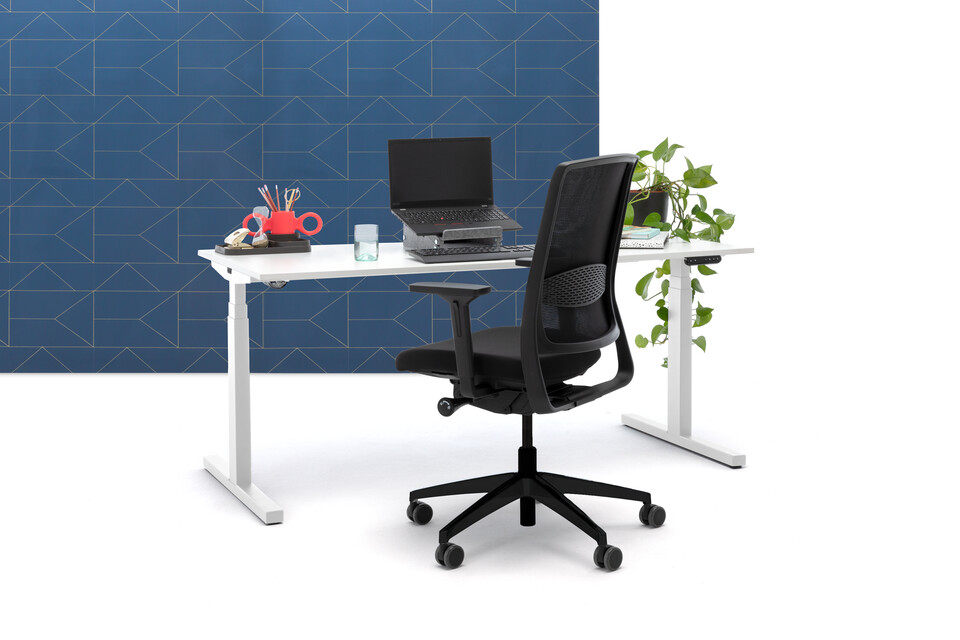 Gispen Home office desk in white with black upholstered Zinn Smart 20 office chair and red Dombo cup with blue backpanel front left view