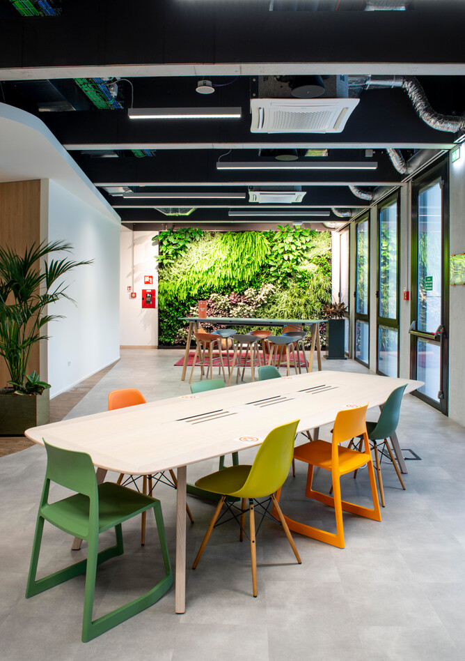 Royal Ahrend office project interior view of GlaxoSmithKline in Verona 0429