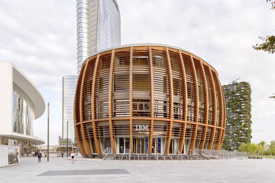 Royal Ahrend office project exterior view of IBM Client Center in Milan FI014