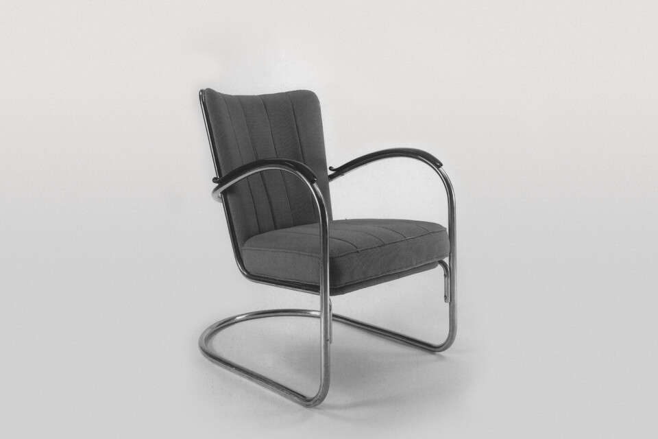 Gispen 412 armchair in black and white front left view