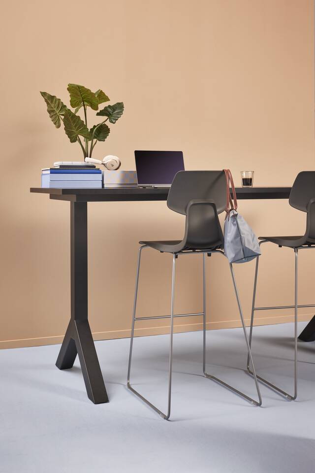 Gispen WIZZ wireframe in anthracite barstools with black TEAM Design high table in a blue beige higher education setting left rear view