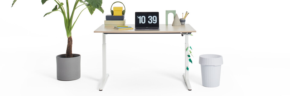 Gispen Home office HVM desk in white with oak tabletop and styling front view