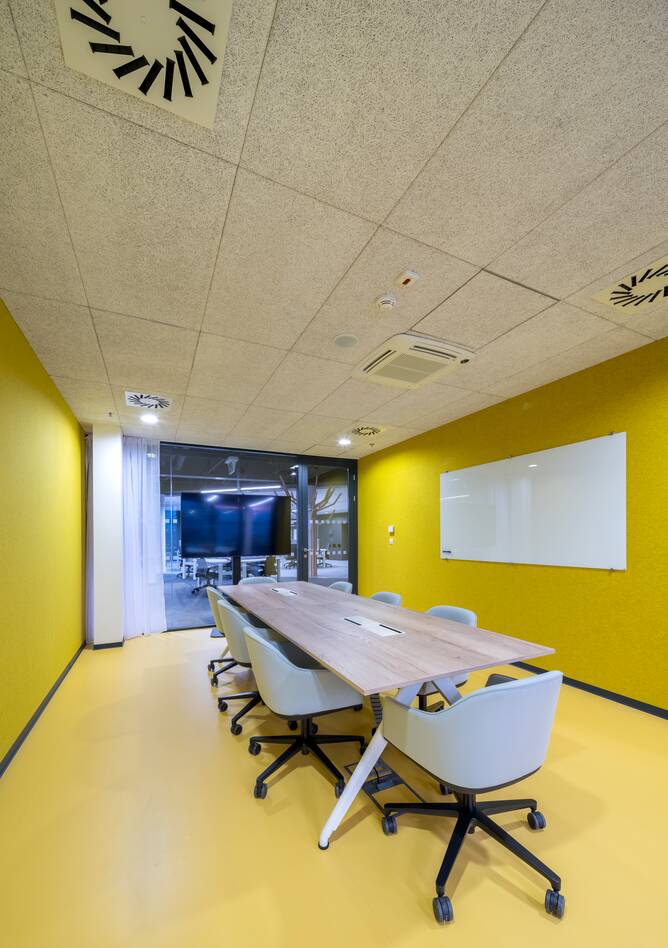 Royal Ahrend office project interior view of Verizon in Ostrava 028