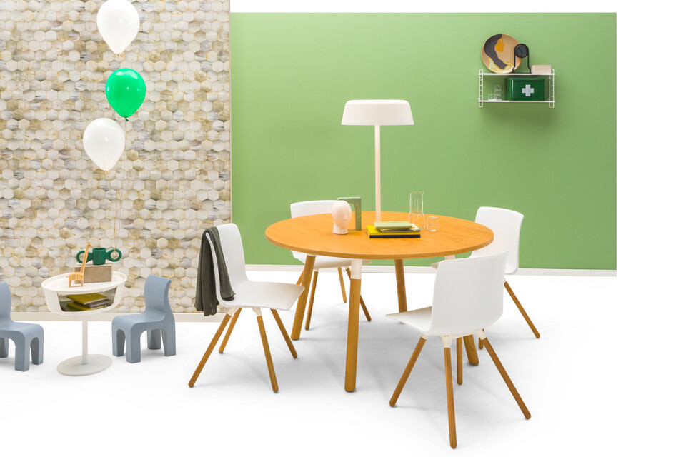 Gispen TEAM Wood round conference table with diagonal oak legs and tabletop with white Nomi Wood chairs animation step 1 front view