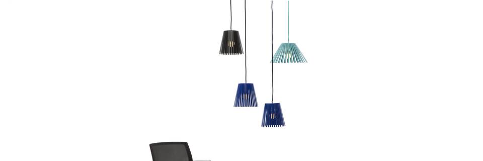 Gispen Dukdalf table round in black with Ray pendant lamps and three Zinn chairs front view