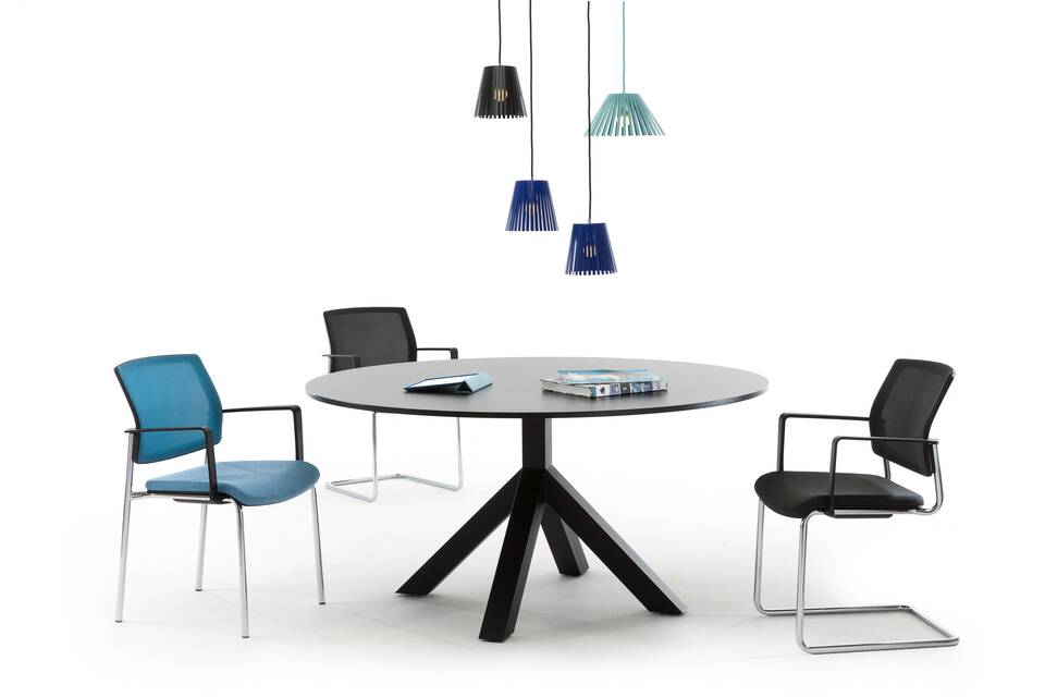 Gispen Dukdalf table round in black with Ray pendant lamps and three Zinn chairs front view