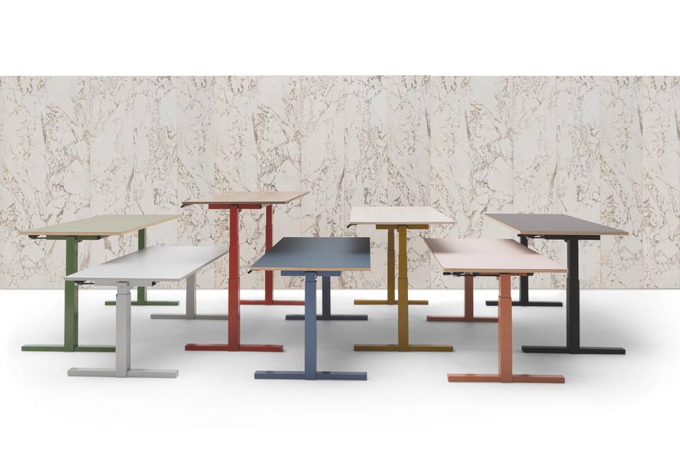 Gispen TMNL 7 single workstations in different colours in front of marble backpanel right side view