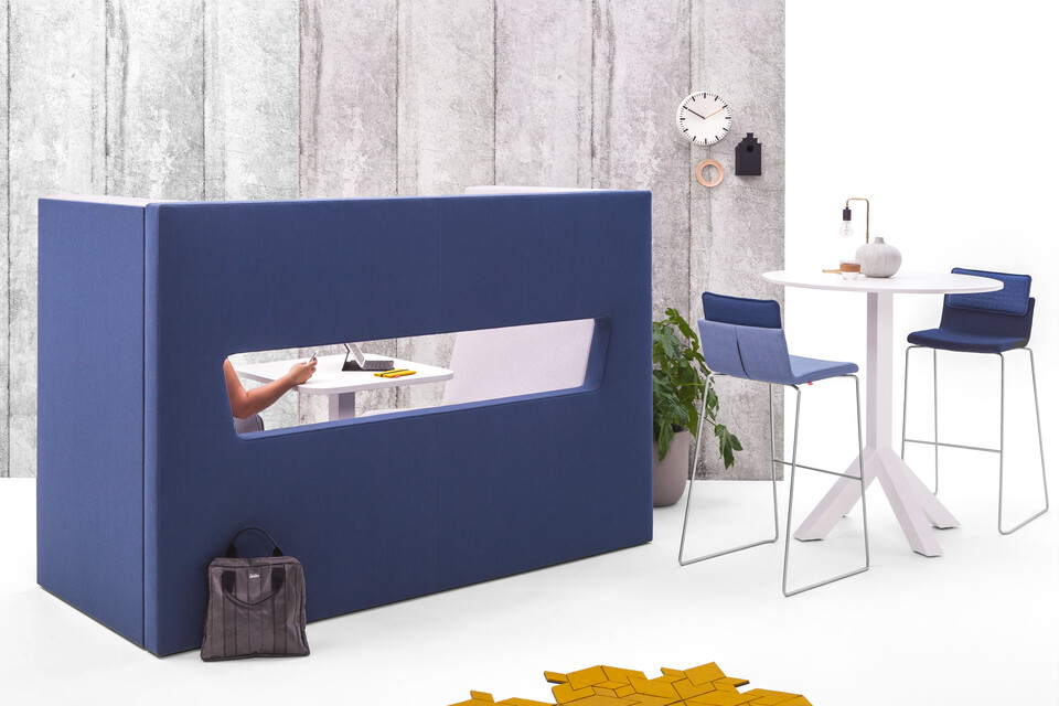 Gispen MultiLounge Alcove with Dukdalf high table and Triennial High 65 barstools in front of concrete backpanel front view