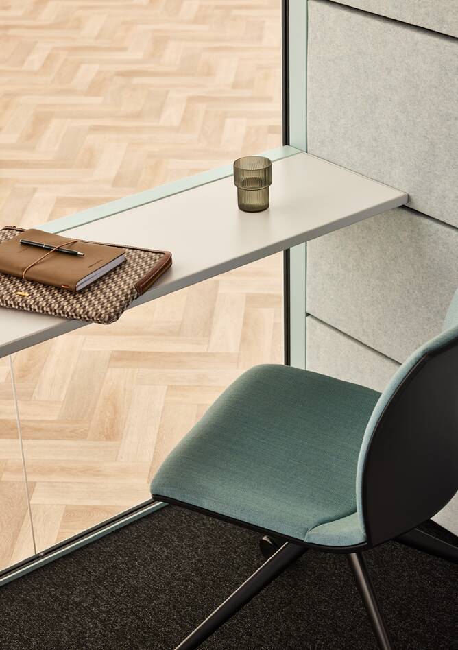 Ahrend Qabin Chat Connect low space in space in blue with anthracite Well chair with blue seat upholstery interior front left detail view