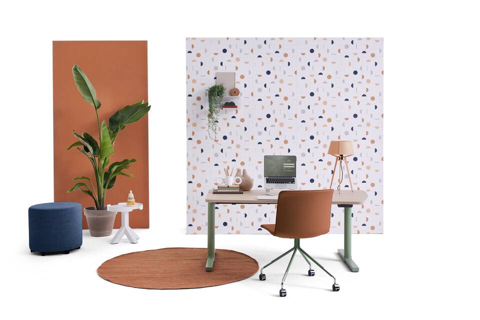 Gispen TMNL Round sit stand solo workstation in pink with oak right side asymmetrical tabletop and NOMI Work chair styled before backpanel front view