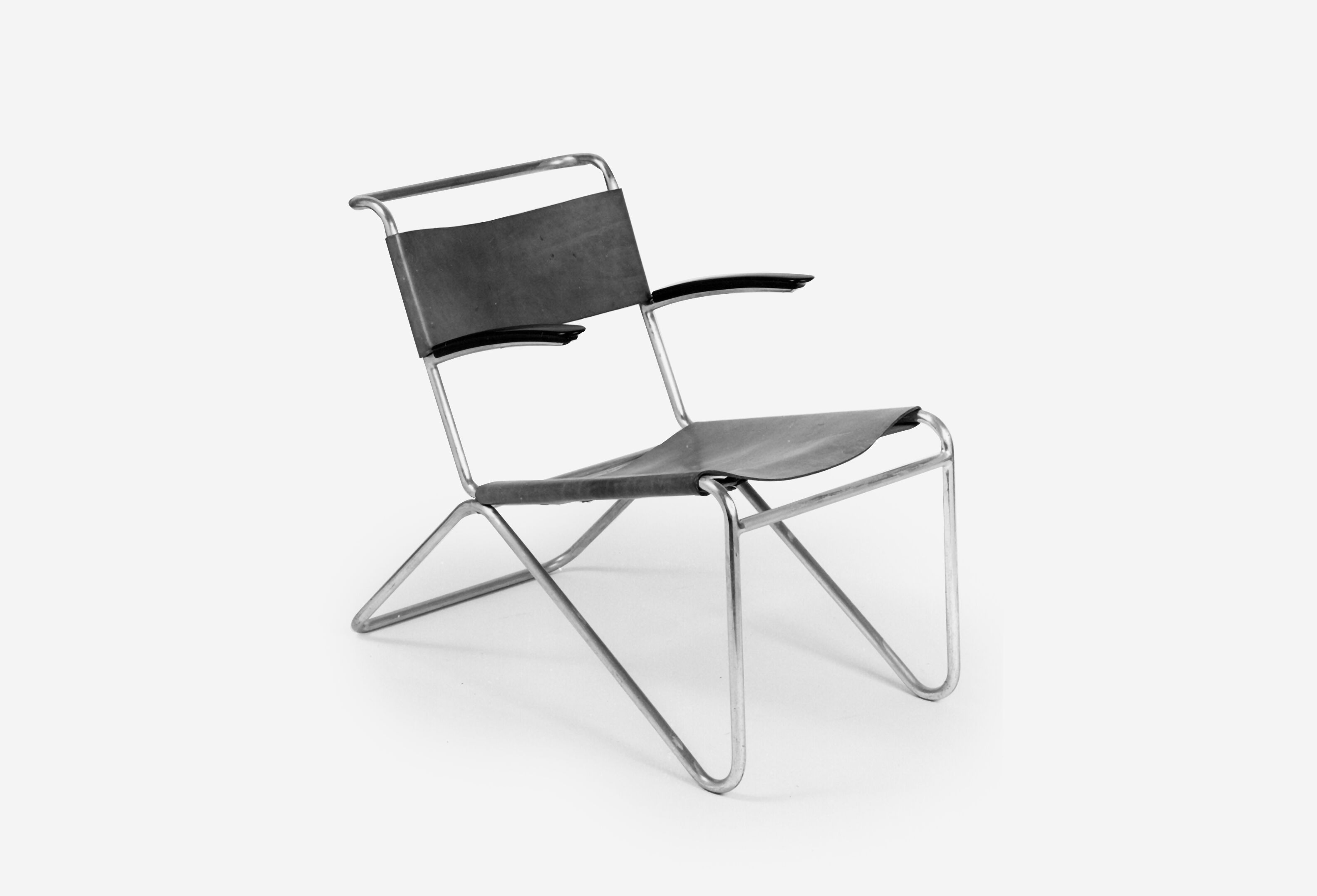 Gispen Diagonaalstoel in chrome with black leather seat front left view