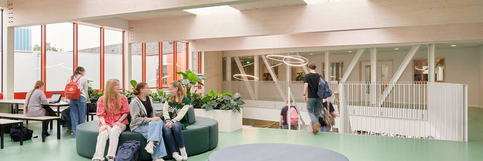 Gispen education project interior view of Ashram College in Alphen aan de Rijn RZ002