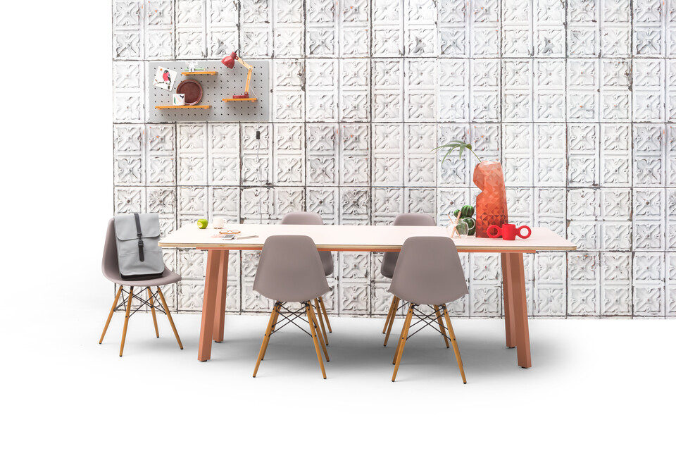 Gispen TEAM Classic conference table with old pink frame and powder tabletop with DSW chairs and red dombo cup with Tins04 backpanel front view