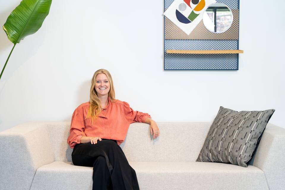 Colour portrait of Lisanne Huizing seated in SETT sofa variant 1