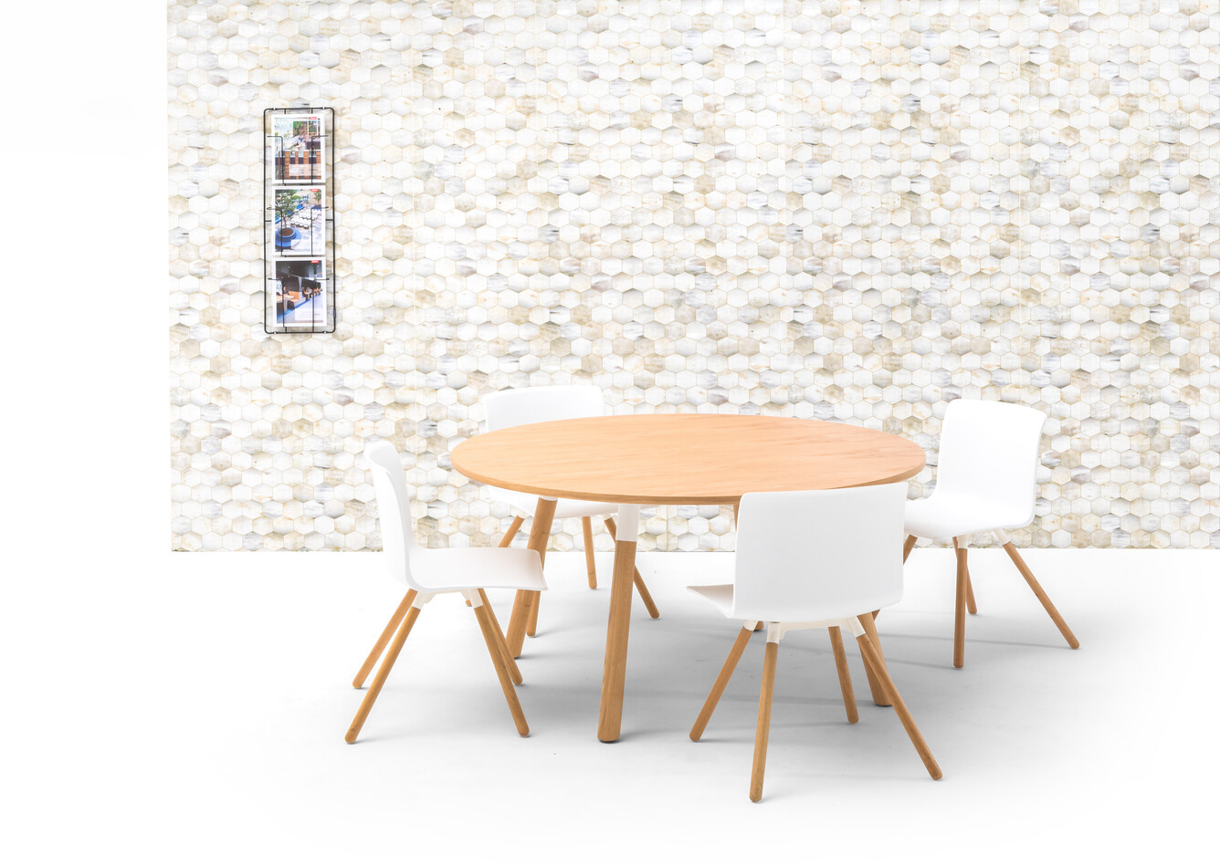 Gispen TEAM Wood round conference table with oak legs and white frame and tabletop with white Nomi Wood chairs and Beehive backpanel front view