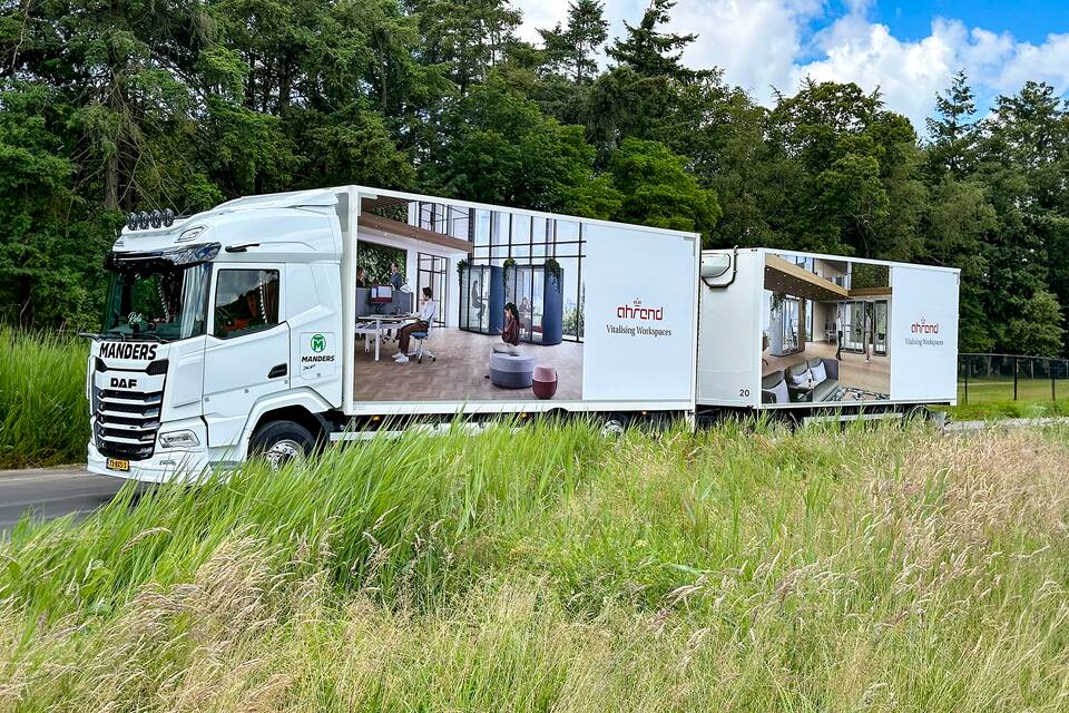 Ahrend truck with trailer in white on the road with Qabin Chats as visual and logo with payoff