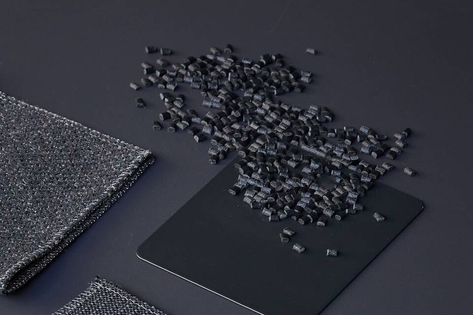 Ahrend Remode materials in black with fabrics and plastic granulates landscape top view cutout for website