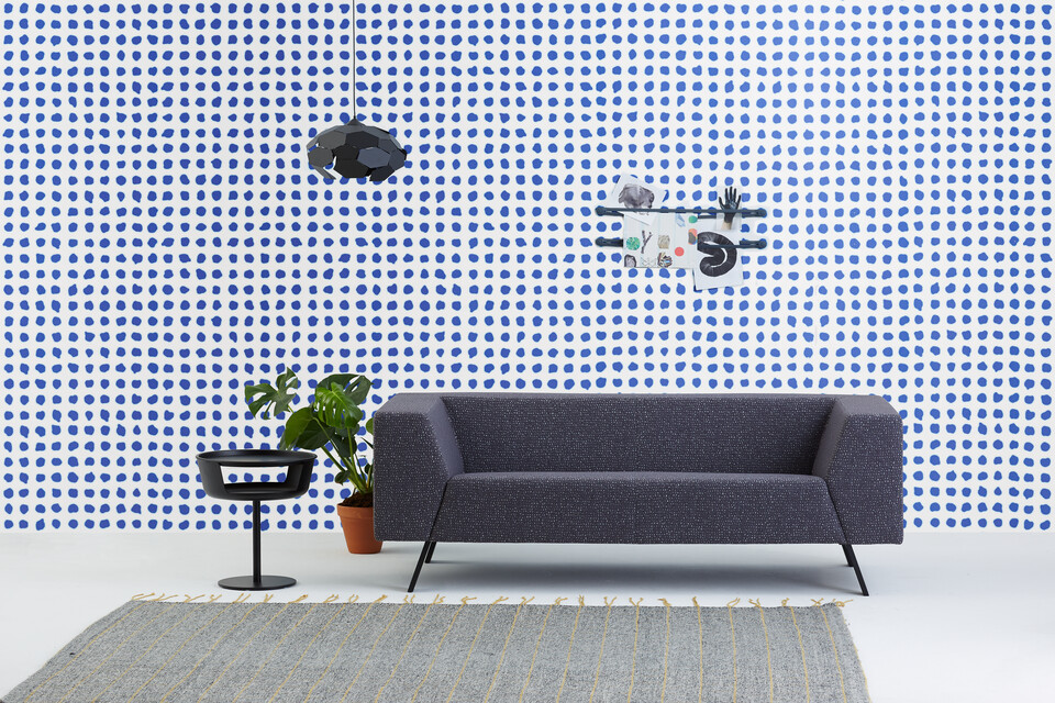 Gispen Sett sofa with antracite upholstery and Asy sidetable with Thunderball pendant lamp in front of blue dotted background front view