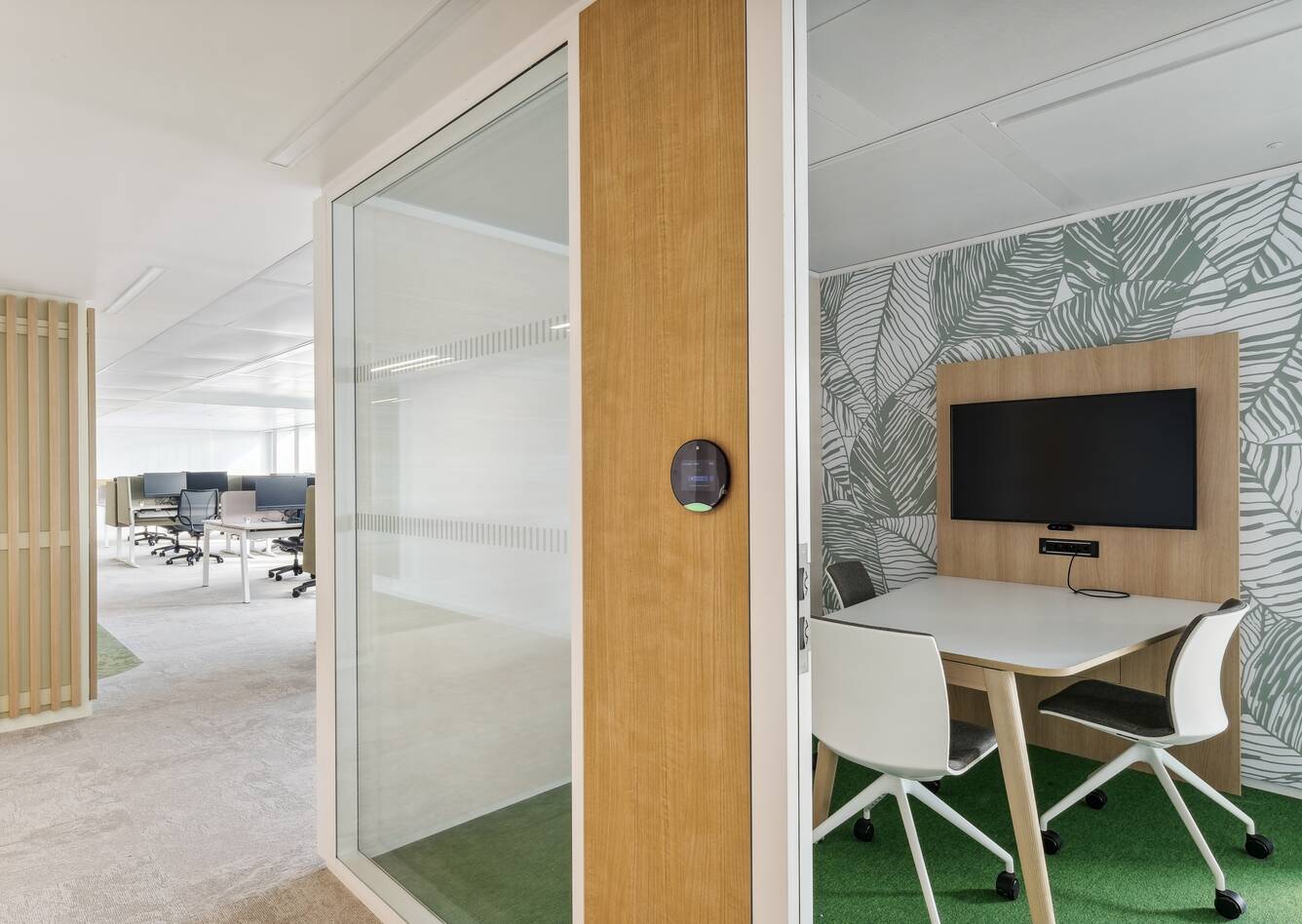 Royal Ahrend office project interior view of MGEN in Paris 11