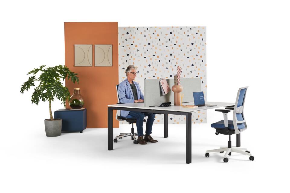 Gispen IC dual workstation in black with white tabletop and green table screen with blue ZINN office chairs and models with backpanels front left view
