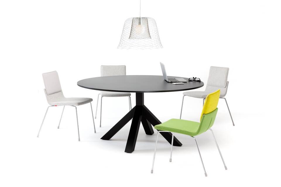 Gispen Dukdalf table round in black with Slingerlamp pendant lamps and Triennial Classic chairs front view