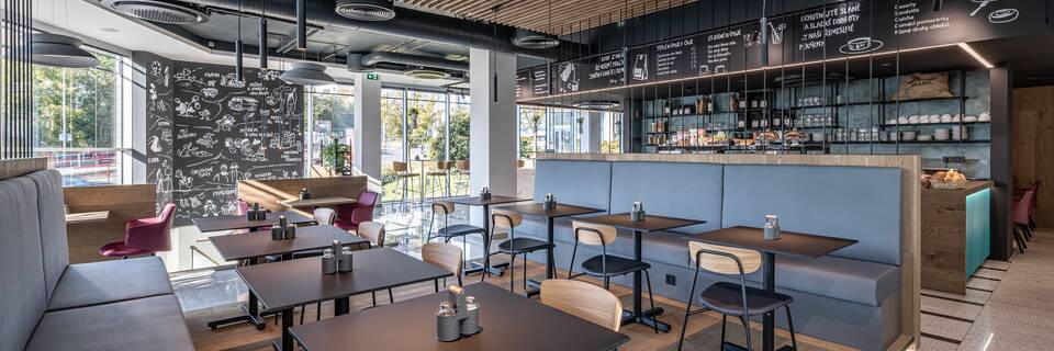 Royal Ahrend office project interior view of Uniqa in Prague AP018
