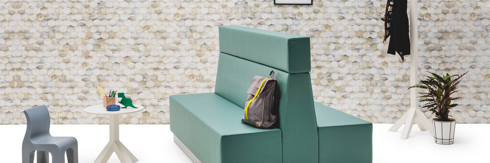 Gispen JUNA Double high trainbench upholstered in green with grey Bronto and white Dukdalf side table and coat rack in front of beehive backpanel front right view