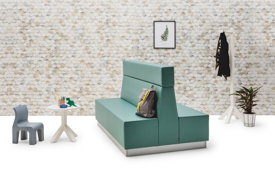 Gispen JUNA Double high trainbench upholstered in green with grey Bronto and white Dukdalf side table and coat rack in front of beehive backpanel front right view