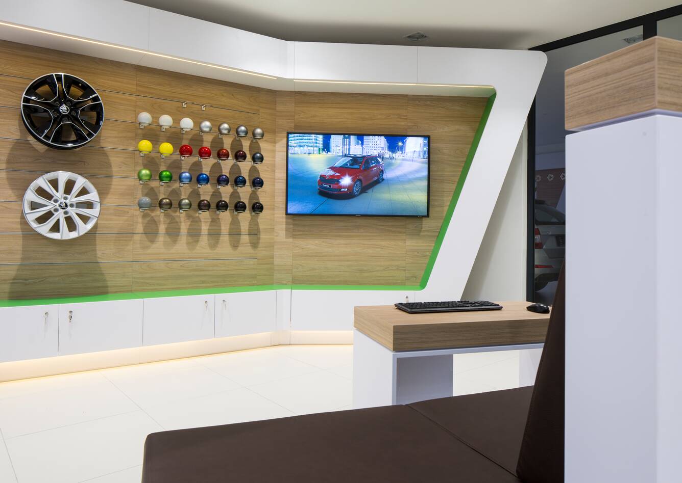 Royal Ahrend store furnishing project interior view of ŠKODA AUTO dealer Autocentrum Barth in Pardubice Czech Republic jrs8040