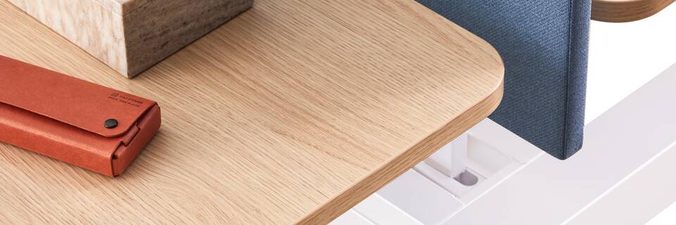 Gispen TMNL Round sit stand dual workstation in white with oak with blue S25 screen right side top detail view