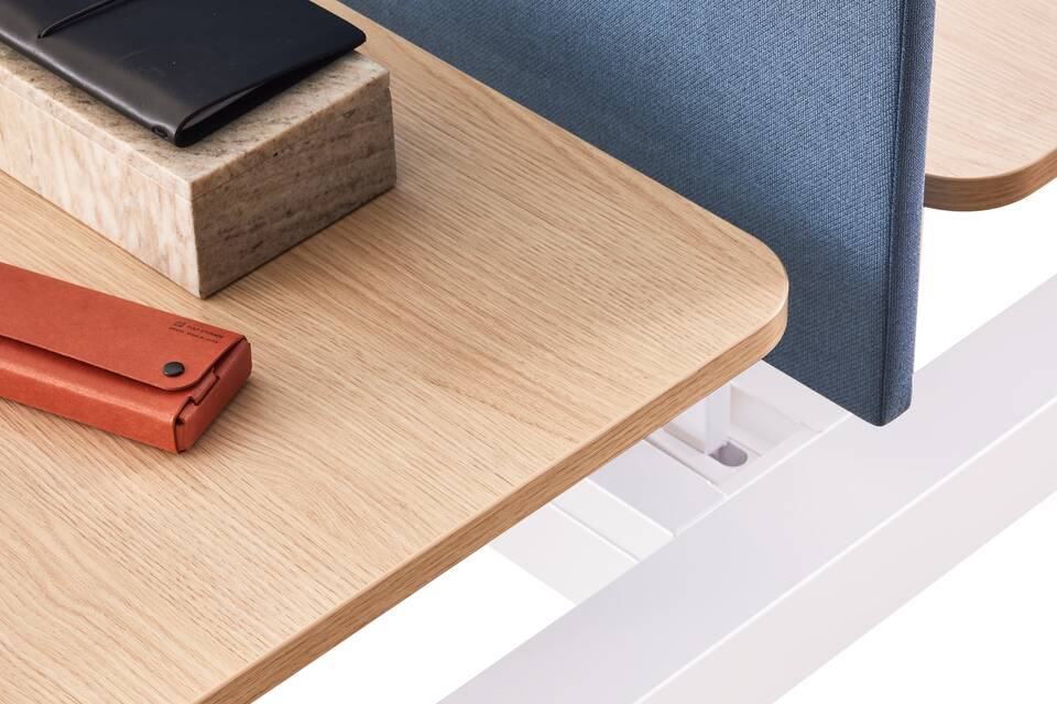 Gispen TMNL Round sit stand dual workstation in white with oak with blue S25 screen right side top detail view